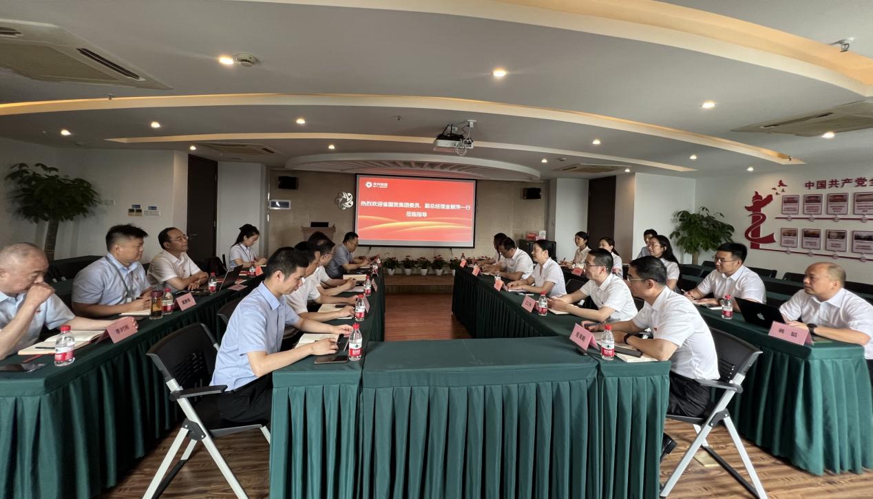 省国贸集团党委委员、副总司理金朝萍来万利国际生物宣讲主题教育专题党课